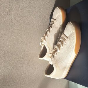 Rothys The Lace Up Sneaker (white/blonde)
